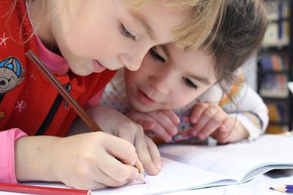 Kinder schreiben zusammen einen Text